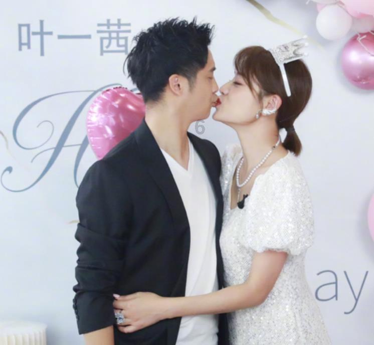 可爱的女生解救